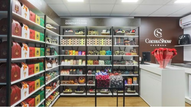 Imagem da loja container da Cacau Show, dentro de um guia da 4TE Group, empresa de crédito para franquias, que mostra qual é o valor de uma franquia da Cacau Show.