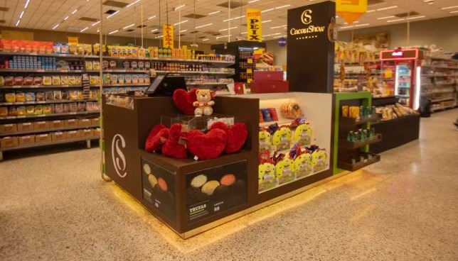 Imagem da loja quiosque da Cacau Show, dentro de um guia da 4TE Group, empresa de crédito para franquias, que mostra qual é o valor de uma franquia da Cacau Show.