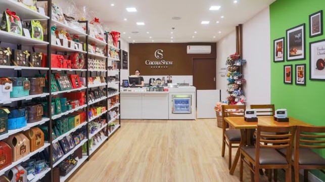 Imagem da loja smart intensidade da Cacau Show, dentro de um guia da 4TE Group, empresa de crédito para franquias, que mostra qual é o valor de uma franquia da Cacau Show.