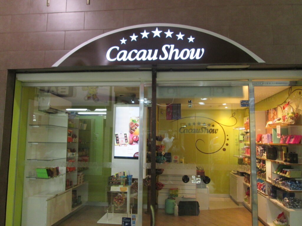 Imagem de fachada da rede de franquia da Cacau Show, ilustrando o guia da 4TE Group sobre qual é o valor de uma franquia da Cacau Show e como funciona para abrir uma unidade.