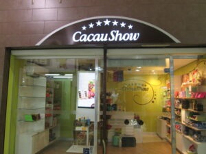 Imagem de fachada da rede de franquia da Cacau Show, ilustrando o guia da 4TE Group sobre qual é o valor de uma franquia da Cacau Show e como funciona para abrir uma unidade.