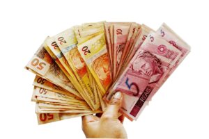 Imagem de notas de reais, ilustrando a busca por crédito empresarial no Brasil.