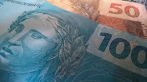 Notas de 100 e 50 reais, ilustrando uma pesquisa sobre a taxa média de juros das principais linhas de crédito praticadas pelas instituições financeiras no Brasil.